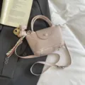 Chique roze schoudertas met handvat en schattige berenhanger voor dagelijks gebruik. - Met Hanger / Roze