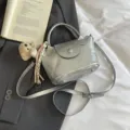 Zilveren kleine schoudertas met schattige pluche berenhanger voor modieuze dames. - Met Hanger / Zilver