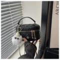 Elegante bolso acolchado negro con cadena para mujer, bolso cruzado elegante con colgante de peluche. - Negro / Grande (Con Colgante)