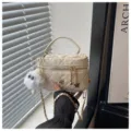 Bolso cruzado acolchado elegante con cadena dorada, asa y lindo colgante de felpa para mujer. - Blanco / Grande (Con Colgante)