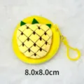 Vue détaillée du porte-monnaie en peluche ananas 8.0x8.0cm avec crochet jaune - Ananas
