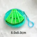 Détail de taille du porte-monnaie pastèque en peluche 8,0x8,0 cm sur fond fourrure - Kiwi
