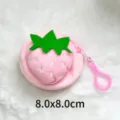 Mignon porte-monnaie fraise en peluche rose, dimensions 8,0x8,0 cm sur fond blanc - Fraise