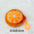 Vue détaillée macro du porte-monnaie orange en peluche avec indication de taille 8,0x8,0cm - Orange