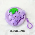Gros plan sur un porte-monnaie en peluche en forme de raisin avec crochet violet - Raisins