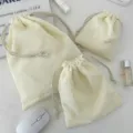 Set cremefarbener Kord-Zugbeutel für Make-up und Reiseutensilien in drei Größen - Klein (14x16) / Milchweiß