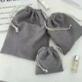 Drei graue Cord-Organizer-Beutel mit Kordelzug in verschiedenen Größen - Klein (14x16) / Grau