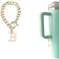 Ciondolo con lettera iniziale B dorata dotato di moschettone per tazze e borracce. - Lettera A / Stile catena d'oro