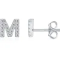 Orecchini a lobo con lettera M in argento con zirconi cubici luminosi per ogni occasione. - Argento M