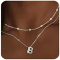 Primo piano dettagliato della collana a strati con lettera e catenine delicate e perline. - Lettera a Bolle A / Colore acciaio