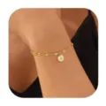 Gros plan sur les détails d'un bracelet doré double couche avec un pendentif rond lettre A. - Bracelet double couche / Lettre A / Or