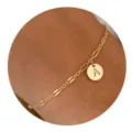 Vue de détail du bracelet lettre dorée avec chaîne à maillons élégante pour femmes. - Bracelet à couche unique / Lettre A / Or