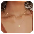 Elegante collana d'oro multistrato con perle delicate e ciondolo con lettera A per donne. - Oro A