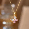 Elegante vergoldete Halskette mit einem funkelnden Schmetterlingsanhänger aus rosa Zirkon - Rosa Strass Schmetterling (Gold)