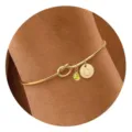 Bracciale rigido dorato con ciondolo lettera C personalizzato e pietra natale gialla lucente. - W (Lettera C) / Gennaio (Pietra di Nascita) / Oro