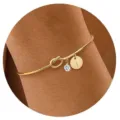 Bracciale rigido nodo iniziale dorato con ciondolo cristallo e lettera I regalo moda donna. - Lettera I / Gennaio / Oro