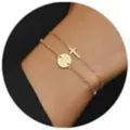 Bracciale multistrato dorato con ciondolo a croce e moneta, elegante gioiello da polso per donna. - Oro (R)