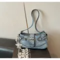 Βitage τσάντα ώμου από τζιν με λεπτομέρειες αγκράφας και αστέρι, φωτογραφία λεπτομέρειας. - Μπλε με Μενταγιόν