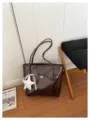 Dunkelbraune glänzende Shopper Tasche mit Schleife, süßem Stern-Anhänger, elegante Handtasche. - Mit Sternanhänger / Kaffee