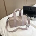 Casual nylon vrouwen schoudertas crossbody tas effen kleur grote capaciteit stijlvol. - Lichtroze