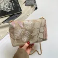 Schoudertas met ketting en pailletten, elegante bloemen clutch handtas in beige kleur. - Roze