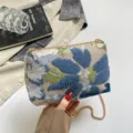 Elegante geborduurde ketting schoudertas, stijlvolle blauwe bloemen clutch voor de zomer. - Blauw