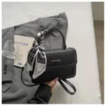 Bolso de hombro cuadrado negro de piel PU para mujer, bolso cruzado retro con bufanda. - Negro