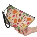 Tragbare Kosmetiktasche im Herbststil mit Kürbisdruck und Handschlaufe für Alltag. - Herbst Botanischer Kürbis Stil (hzb-107)