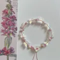 Zomerse roze kralenarmband met iriserende vlinderbedels en parels voor dames sieraden. - Vlinderarmband nr. 86 roze