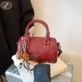 Μπορντό λουστρίνι κυλινδρική τσάντα χειρός με κρεμαστό αρκουδάκι, ρετρό κομψή τσάντα. - Με Κρεμαστό / Κόκκινο