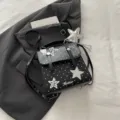 Mochila mini estilo colegial con lunares negros chic, bolso versátil para uso diario. - Negro Con Colgante