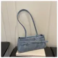 Blauer Schultertasche Unterarmtasche mit Gürtelschnalle, stilvolle Jeans Optik Variante. - Blau