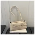Beigefarbene minimalistische Schultertasche mit stylischem doppelten Gürtel und Schnalle. - Gebrochenes Weiß