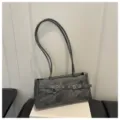 Dunkergraue, gewaschene Jeans-Schultertasche mit stylischen Gürtelriemen und Metallschnallen. - Schwarz