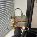 Sac à main tissé coloré pour femme, sac bandoulière en paille chic avec fleurs et poignée. - Avec Pendentif / Vert