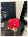 Rote Mini Umhängetasche für Damen, trendy Steinmuster Lippenstifttasche mit Metallkette. - Rot