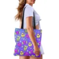 Shopper in tela con stampa di orsetti, borsa a spalla casual e capiente per lo shopping. - Orso Caramella Viola (GWD-024) / 40x40cm