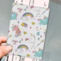 Porta passaporto carino con unicorno in ecopelle PU, custodia protettiva elegante per viaggi. - Stile Unicorno Grigio (HZJ-017)