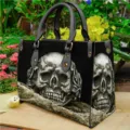Schwarze PU Leder Damen Handtasche mit coolem silbernen Totenkopf Grafikdesign und Henkel. - Silber Totenkopf Handtasche (0032)