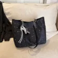 Black star print tote bag, versatile commuter shoulder bag with chain and star pendant - With Pendant / Black