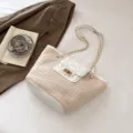 Καλοκαιρινή ψάθινη γυναικεία τσάντα tote με λευκή καπιτονέ τσέπη και χρυσή αλυσίδα. - Λευκό