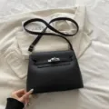Sac bandoulière vintage noir, élégant sac à main en cuir grainé avec fermoir et sangle. - Noir