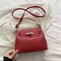 Sac bandoulière en cuir rouge, sac à main élégant pour femme avec serrure métallique chic. - Rouge