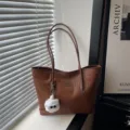 Stylish women woven tote shoulder bag, minimalist casual large capacity daily handbag brown - With Pendant / Coffee