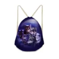 Polyester trekkoord rugzak detail met wolven print onder maanlicht voor buitenactiviteiten. - Wolf Maan (02)