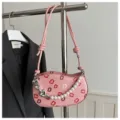 Sac porté épaule croissant rose avec imprimé lèvres, chaîne perles et cœur métal variante. - Rose