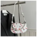 Sac bandouliere blanc en cuir avec imprime levres rouges chaine de perles et coeur argente. - Blanc