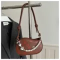 Petit sac à bandoulière marron croissant avec imprimé lèvres et chaîne en perles. - Marron