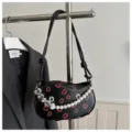 Sac porté épaule noir à imprimé lèvres rouges, perles et charm cœur en argent élégant. - Noir
