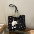 Elegante schwarze Blütentasche mit süßem Wolkenanhänger, lässige Handtasche für Damen. - Mit Anhänger / Schwarz